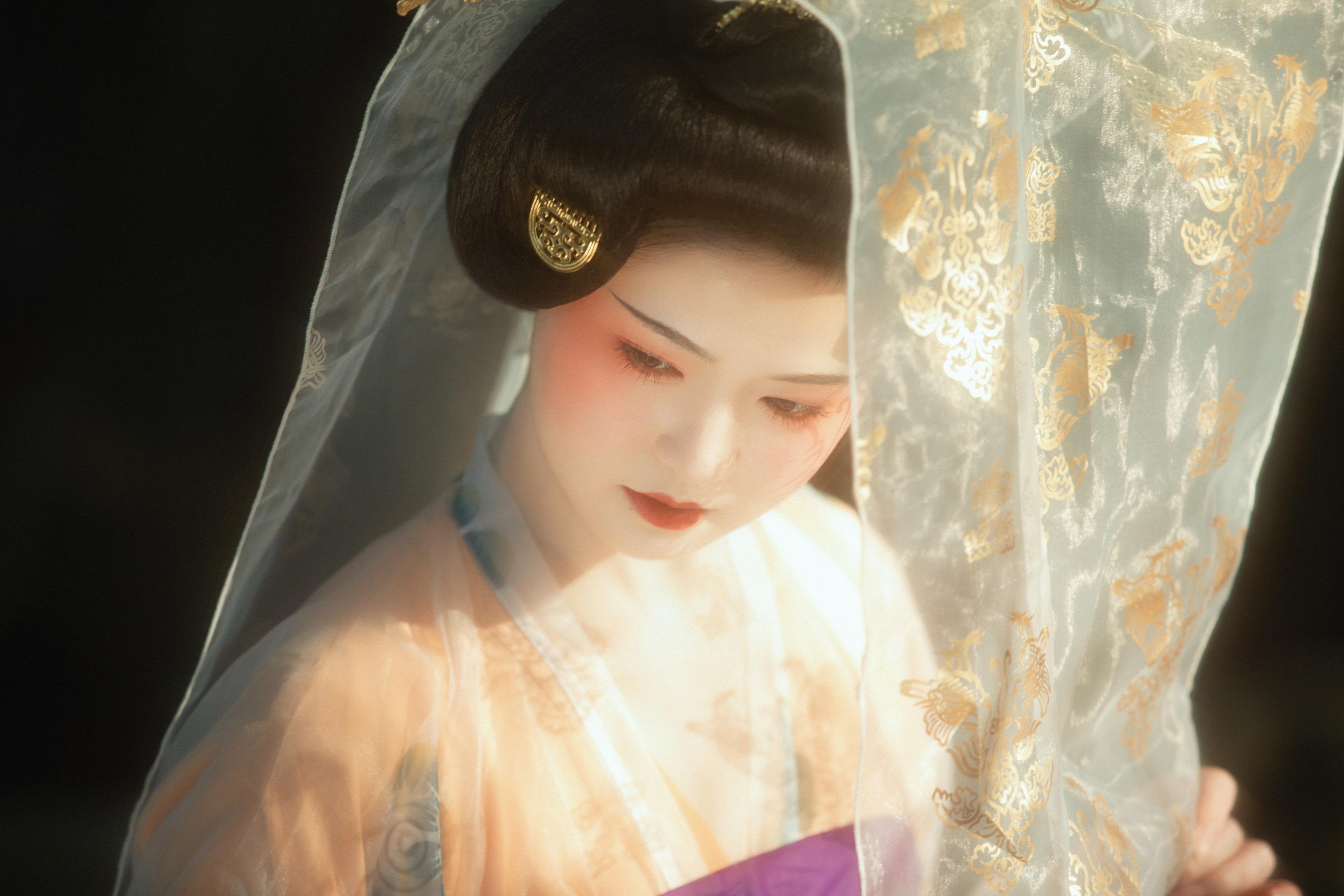 “菩萨低眉诵，红尘万户候”  模特  妆造