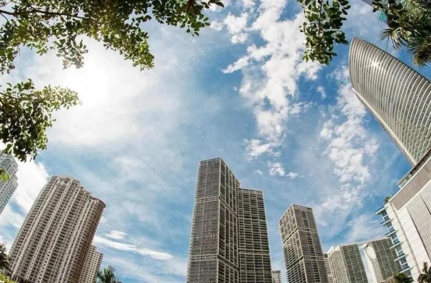 "2036年房价翻两三倍"？先别激动，算笔账就清醒：

100万的房变200万，