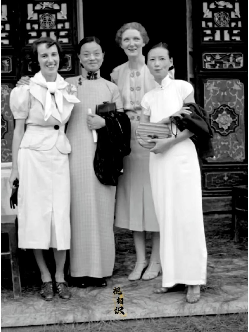 1938年，云南昆明，林徽因与友人的合影，照片中的她穿着旗袍，端庄而优雅，脸上带...