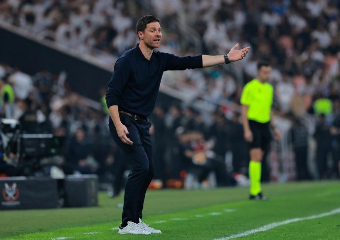 阿隆索终究还是下课了，在皇马干了7个月，果然豪门的主教练不好当，遥想贝尼特斯在皇