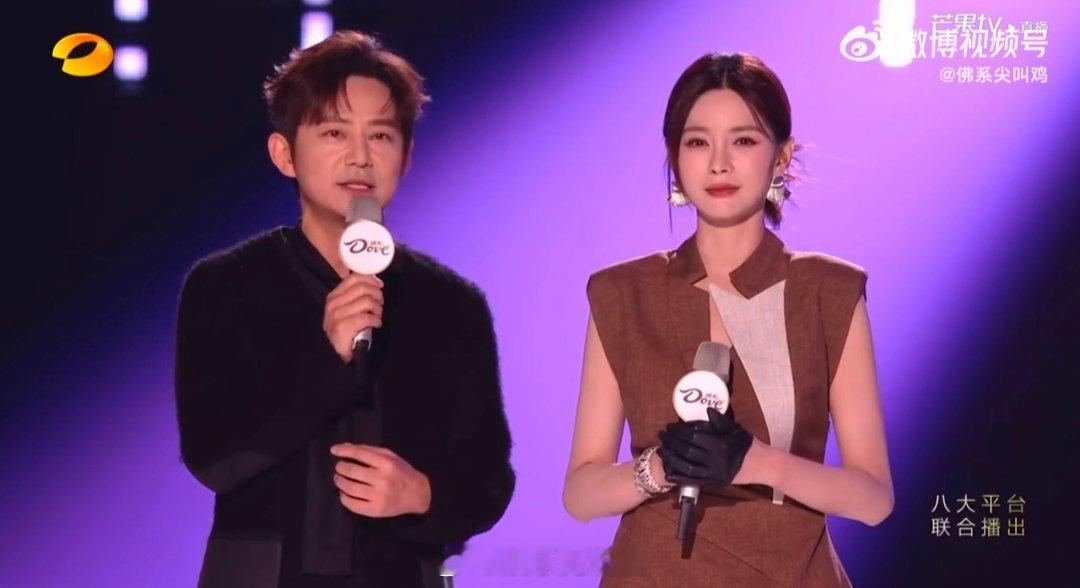 何炅 花花老师满意吗声鸣远扬 何老师真的是行走的“气氛调节器”，赛制说明一结束，