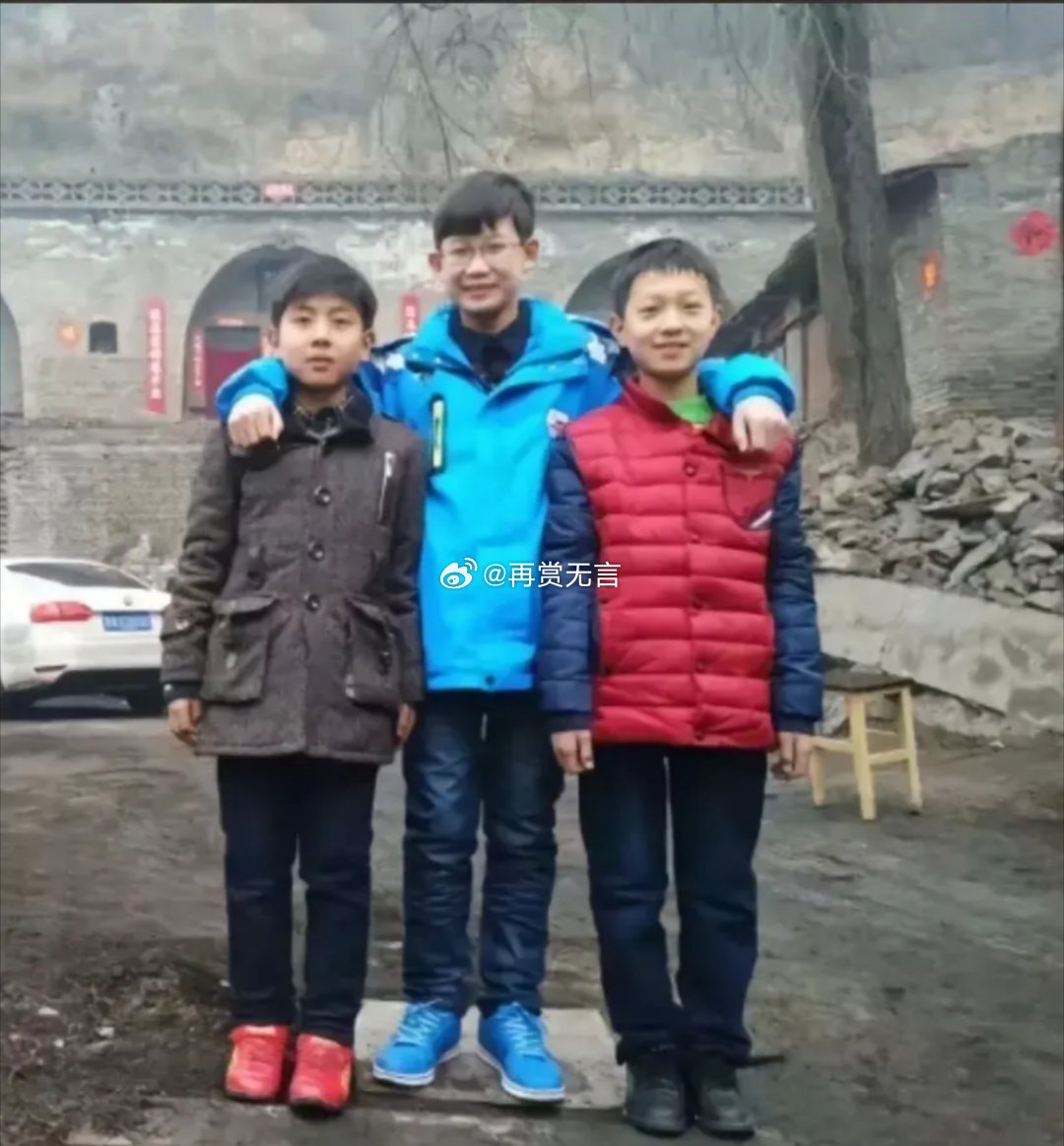 小时候看不上的，长大后帅哥已经攀不上了。 