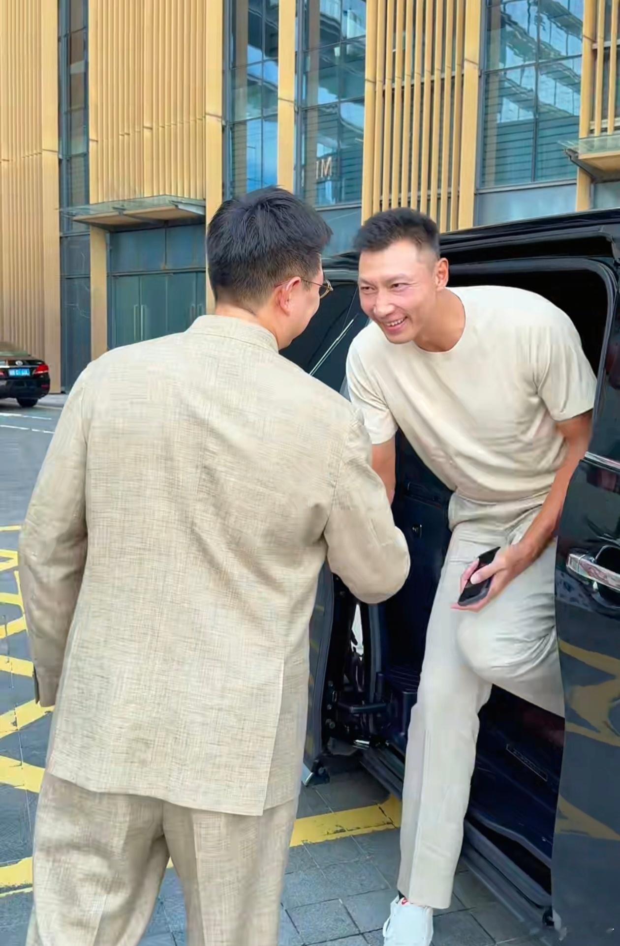 易建联的微笑永远那样迷人，真是可惜了！ ​​​