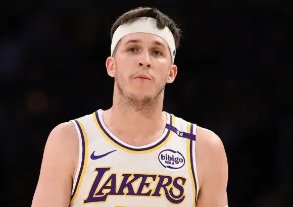 里夫斯还是挺牛逼的，他本赛季场均23.5分4.7篮板5.4助攻，真实命中率高达6