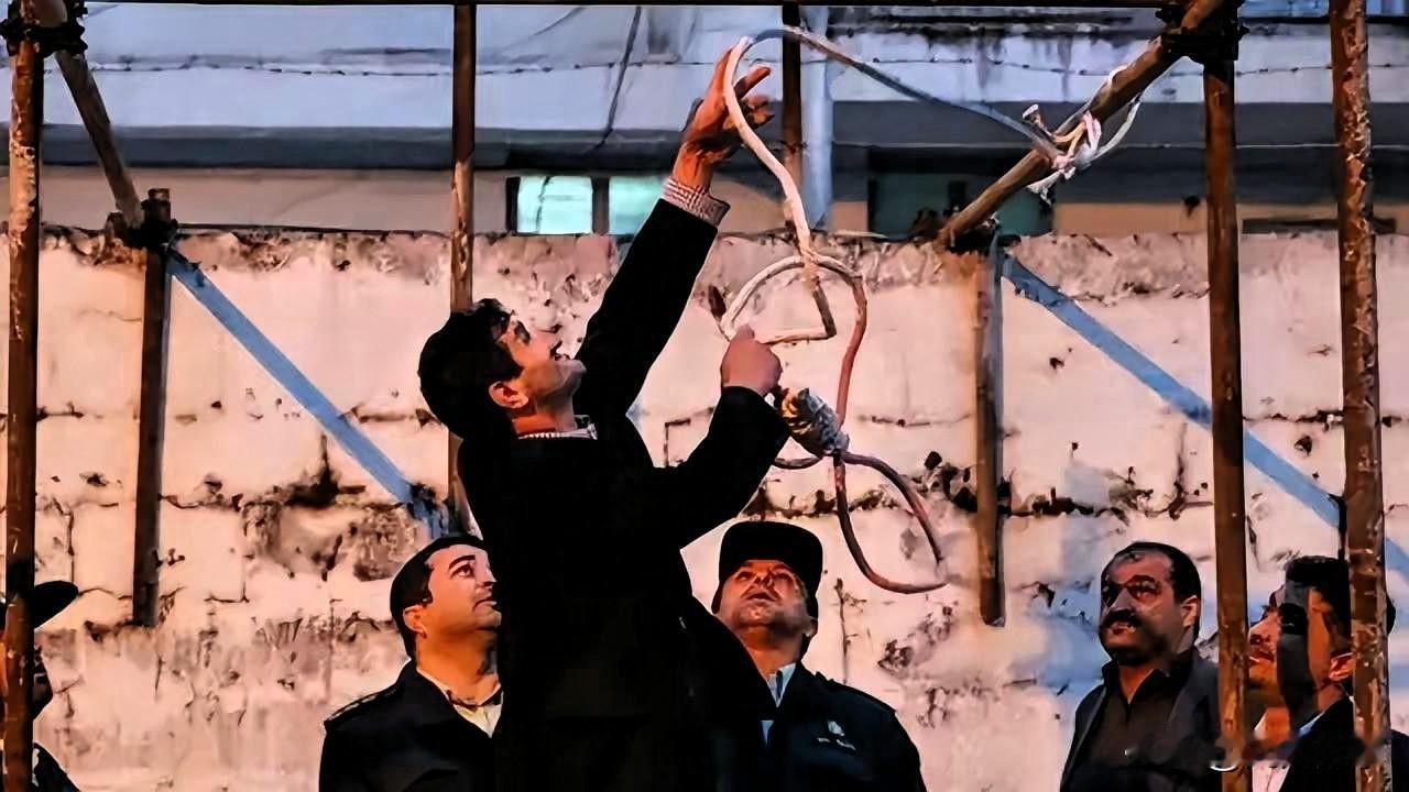 伊朗这次真的没再留任何情面。
 
   4月21日，伊朗司法部门在德黑兰的公开刑