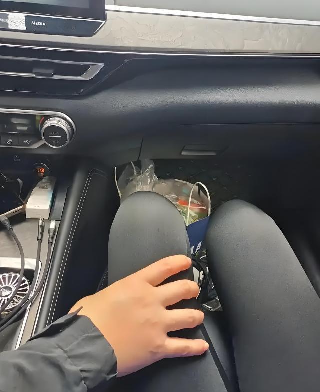 “不要动手动脚！”呵斥声，在深夜的出租车里回荡，却没能阻止顺风车司机伸来的手。从