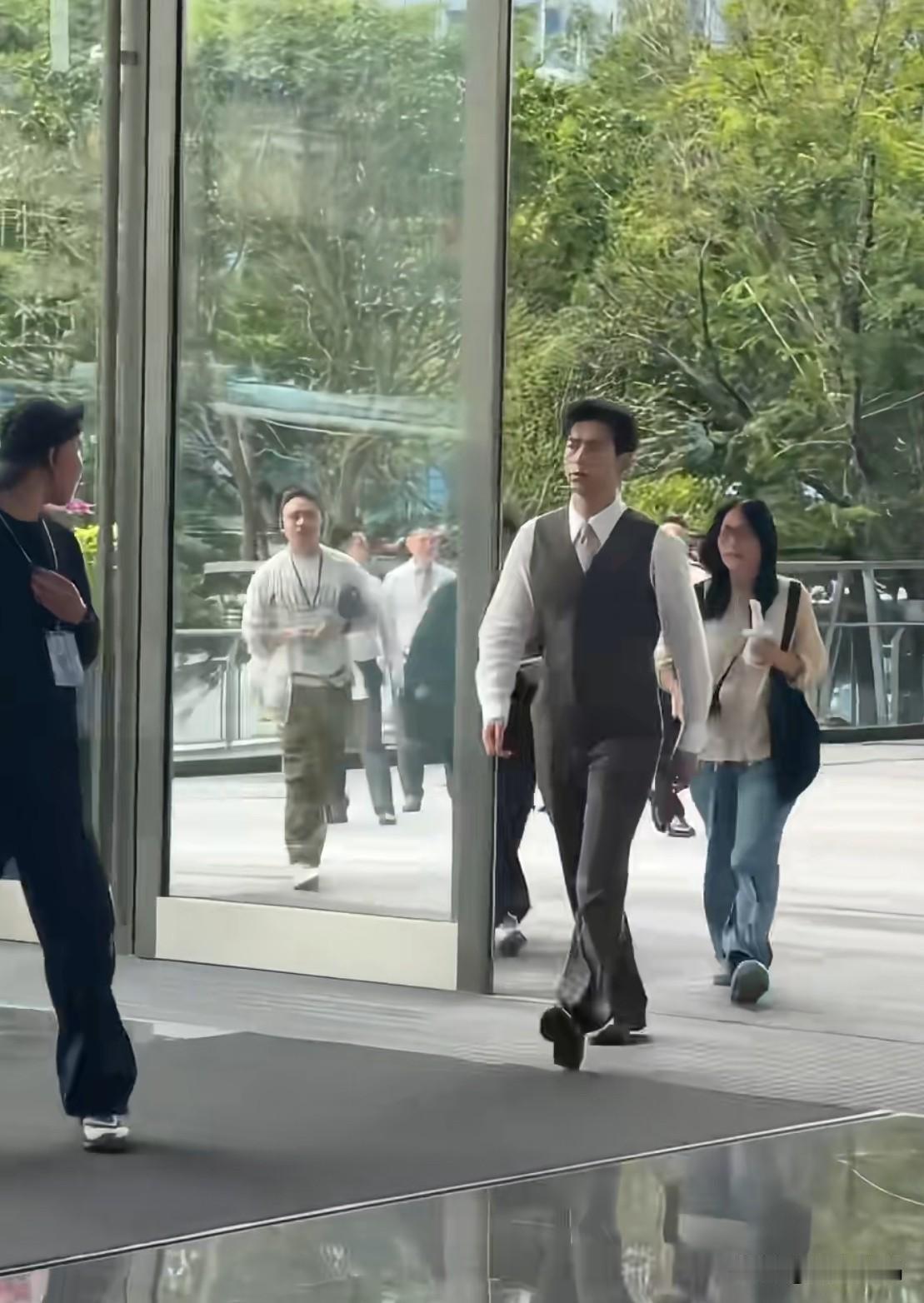 分享我这周有趣的事：李现居然来深圳龙华壹方天地c座了，我就在壹方天地b座工作，没