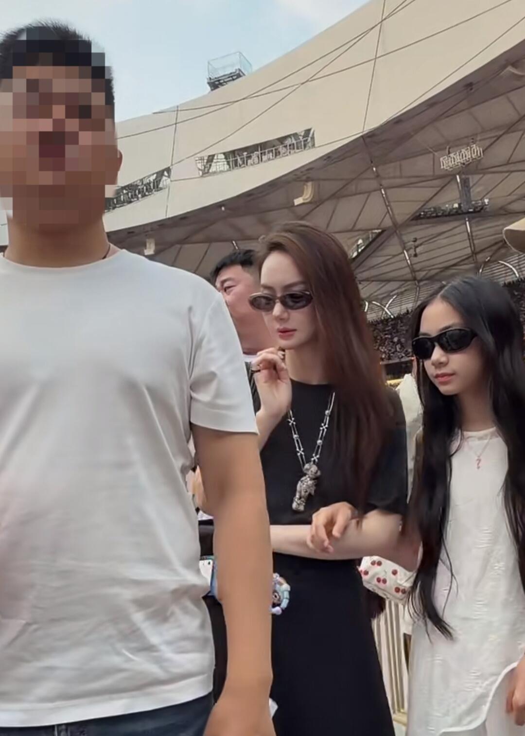 戚薇李承铉女儿都这么大了戚薇李承铉带lucky看蔡依林演唱会，原来lucky都长