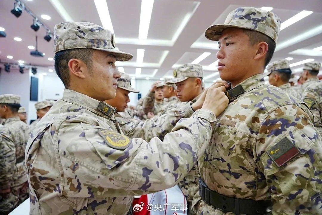 我是一个兵  【强军早报 】军事早知道1、近日，第77集团军某旅开展机动训练。2