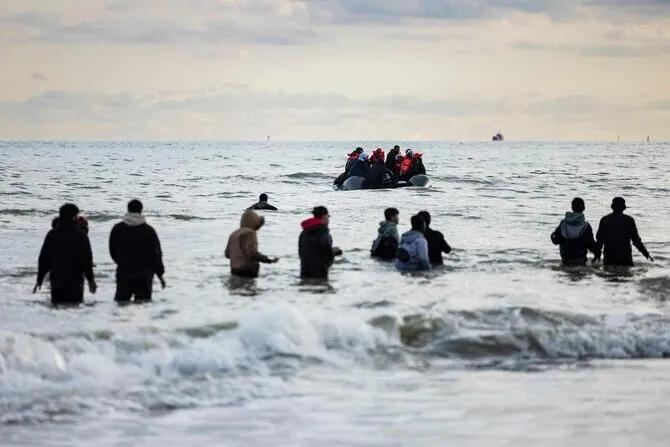 当地时间周五，英国官方表示，自 2018 年以来，已有超过 15万人乘坐小船从欧
