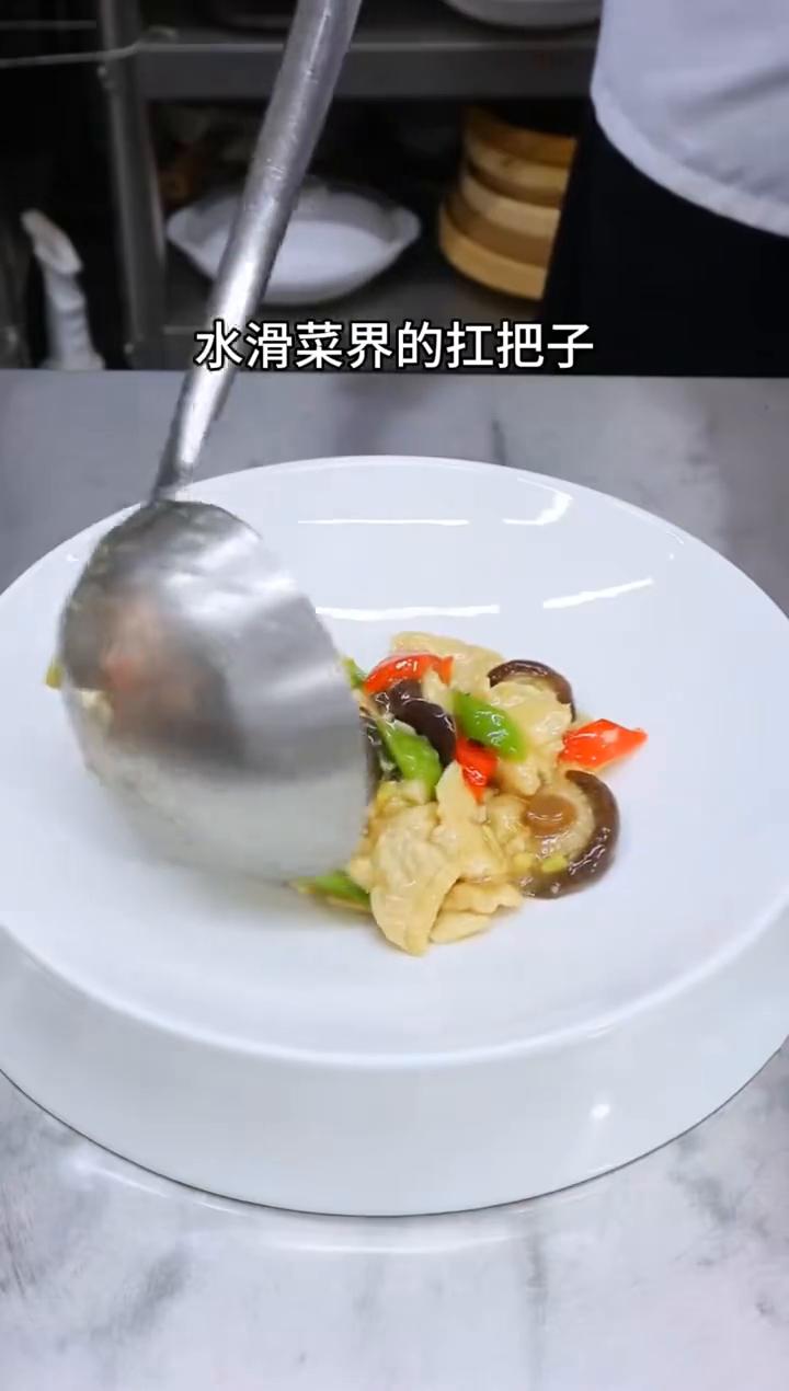 香菇鸡片。
水滑菜界的扛把子香菇鸡片，我只教一遍。
·干香菇凉水冰箱泡一晚，煮上