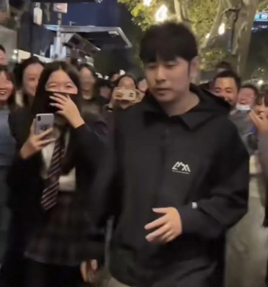 小伙因为酷似周杰伦，结果在周杰伦演唱会场外被围观！
面对汹涌的人潮，粉丝的热情，