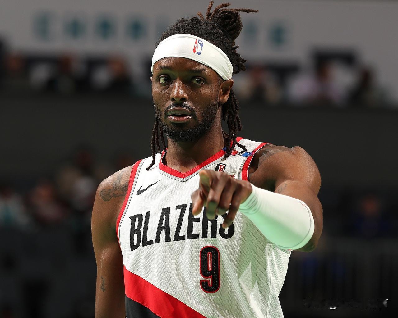 上赛季卖都卖不掉的球员，本赛季突然变成了各队争抢的香饽饽？
本来作为冠军拼图的3