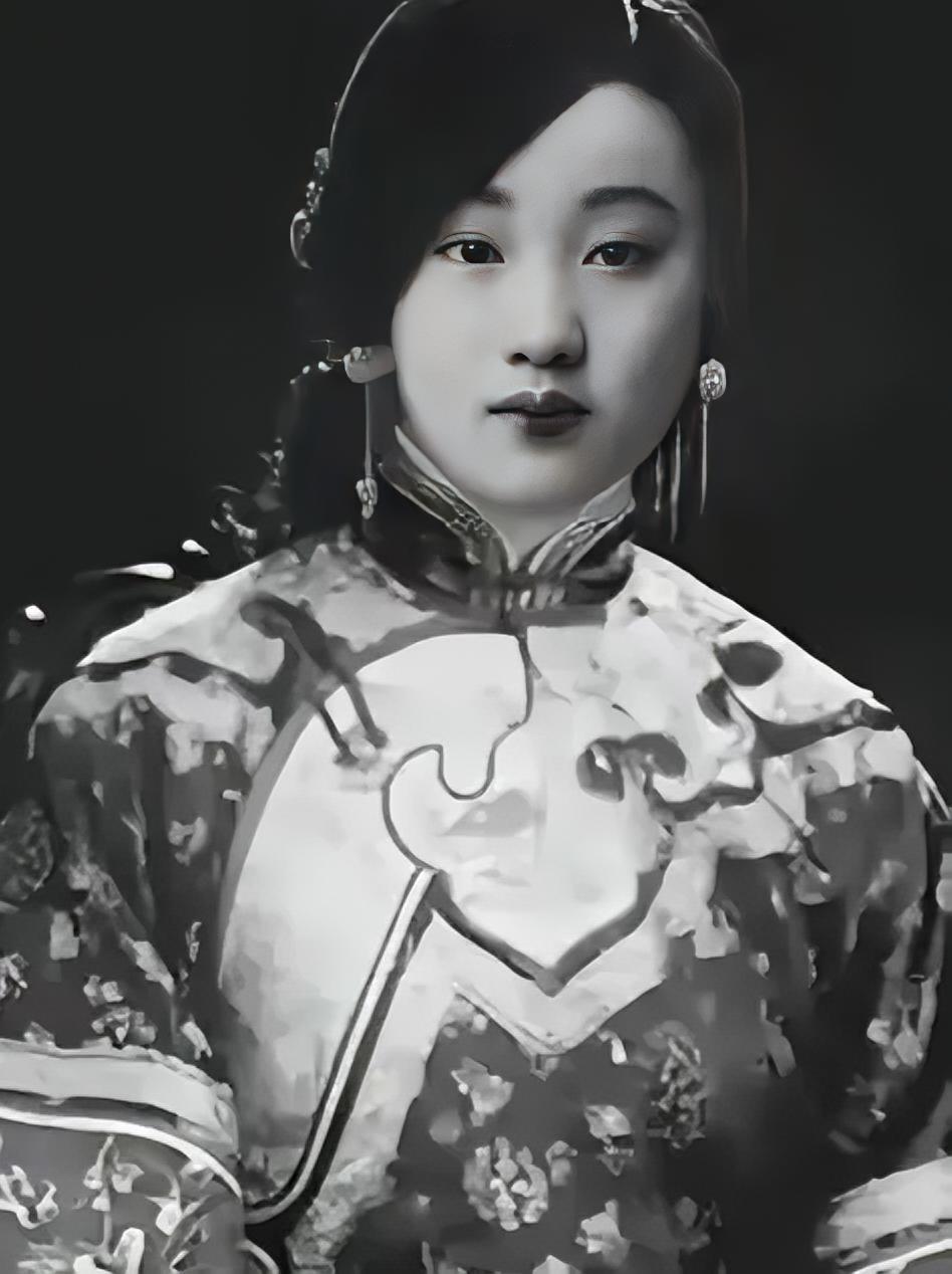 1894年，几个太监不顾珍妃的挣扎，将她放到刑凳上，其中两名太监上来就将珍妃的衣