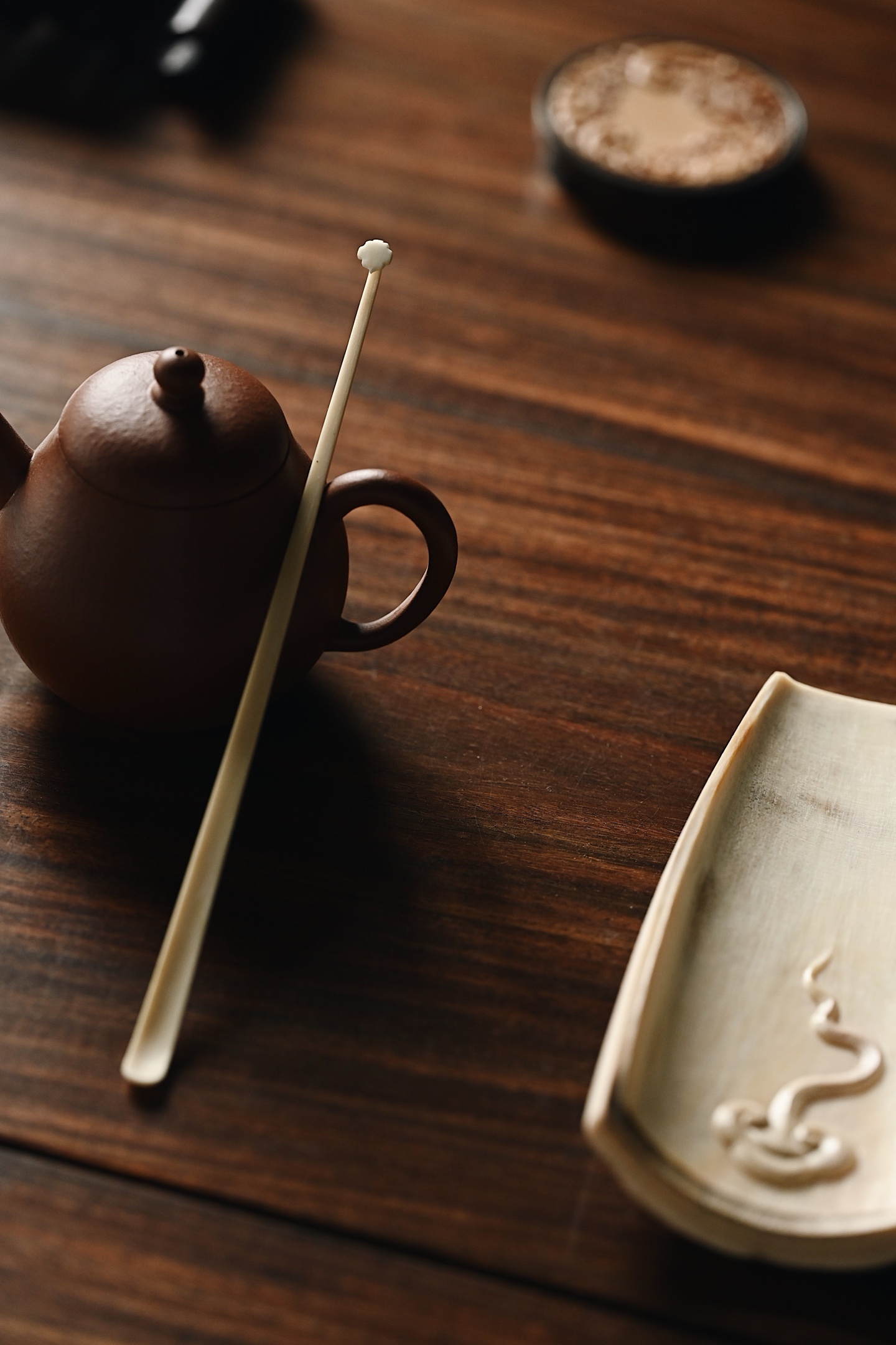 猛犸 | 芝云 茶则、茶拨套装择选带皮砂冰料，茶则器型舒展规整，内壁雕如意卷云纹