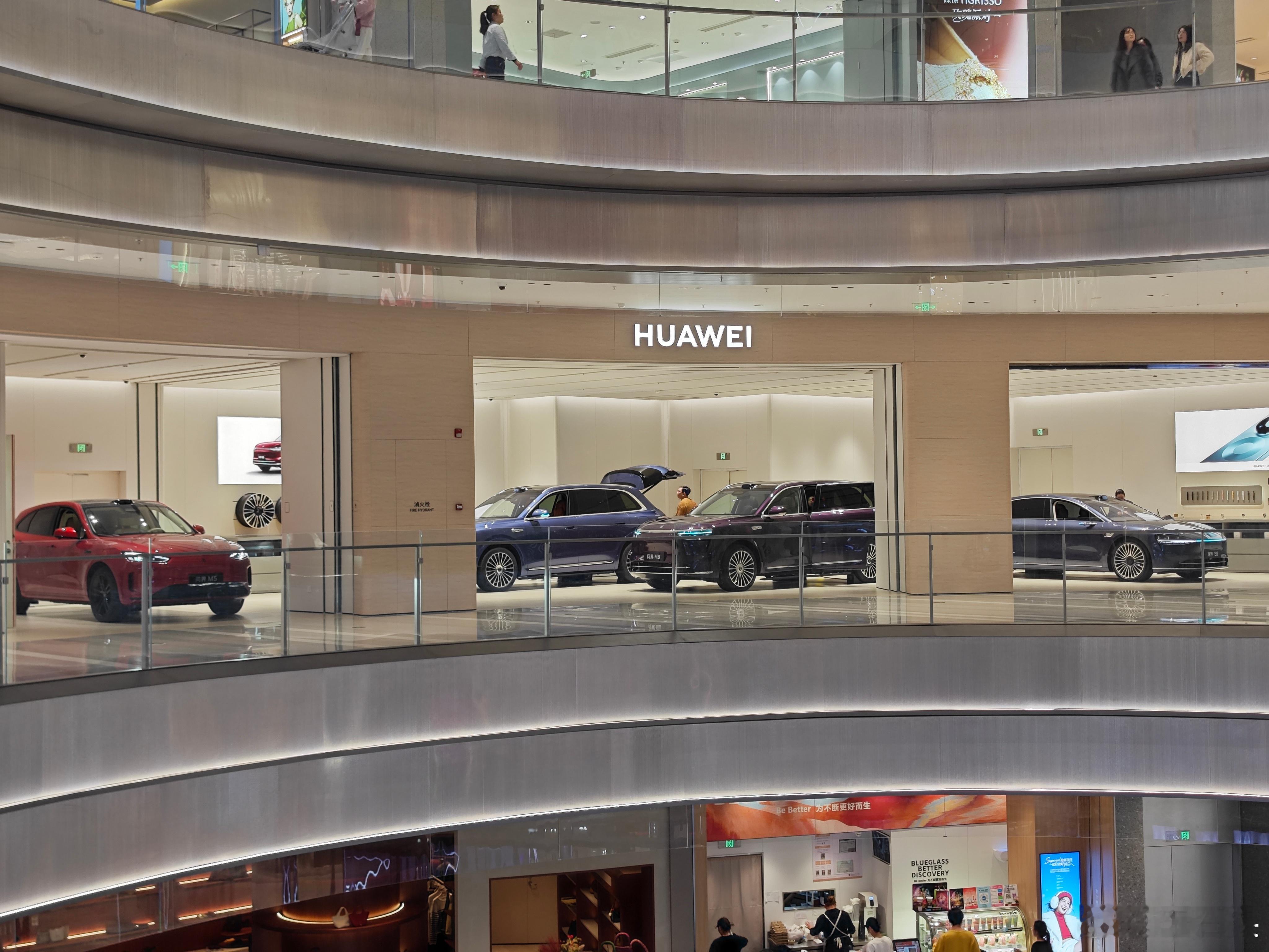 万象城这个华为店，没卖手机，只卖车。华为鸿蒙智行