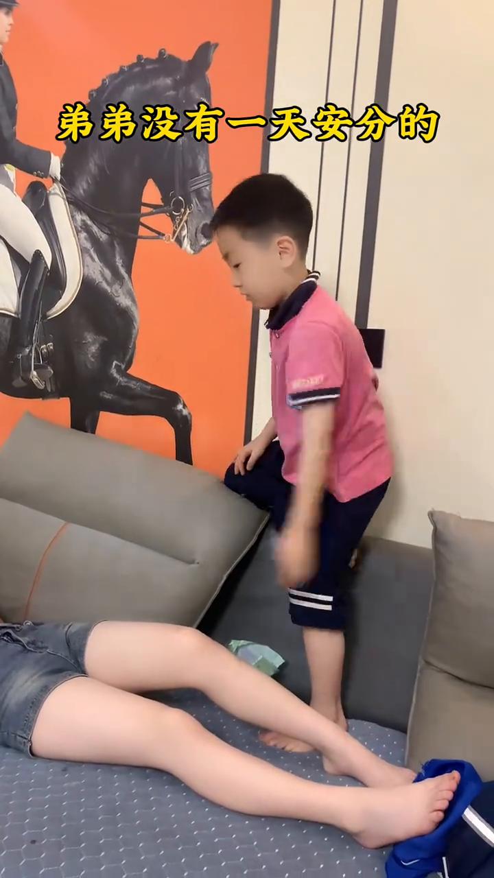弟弟没有一天安分的。