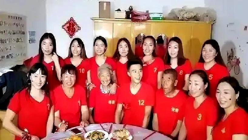 镇卫生所的灯白得晃眼。
1996年，山西，47岁的李玉珍挺着第12胎，前头11个