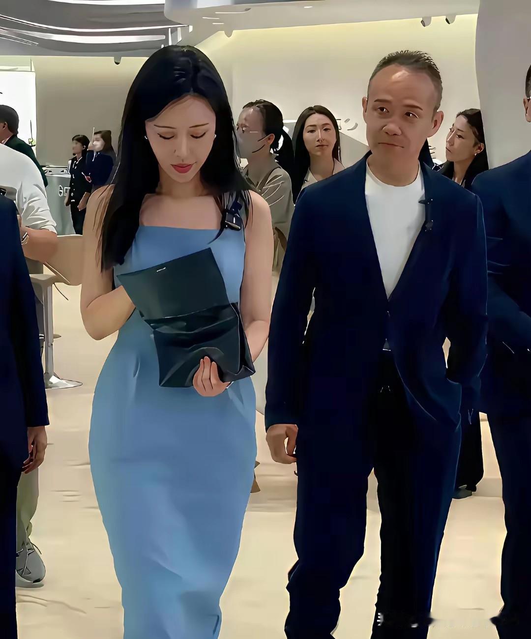 王石这典型的就是为了喝牛奶买了一头奶牛！
当初冯仑本意是送点新鲜牛奶给王富豪尝一