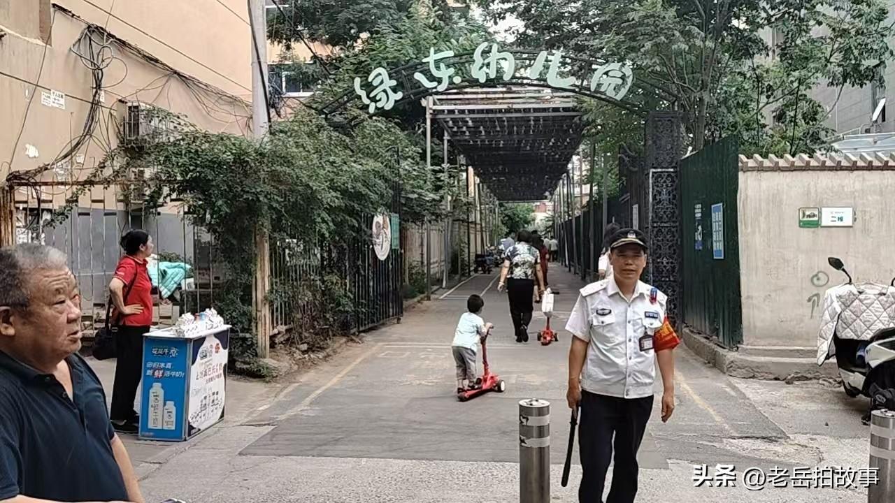 顶酷暑，郑州市中原区巡防队员坚守校园爱心岗，为学校、幼儿园保驾护航。
为确保一方