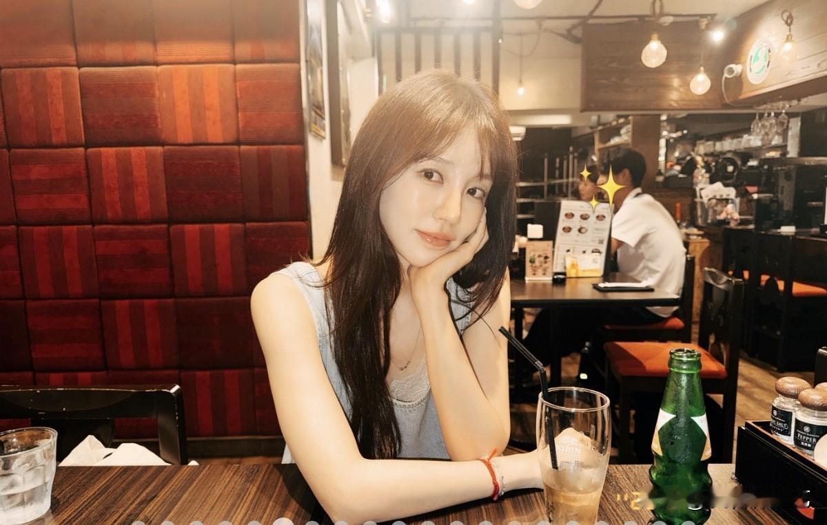 近日，演员尹恩惠在自己的Instagram上传了多张照片。照片中，尹恩惠身处暖调