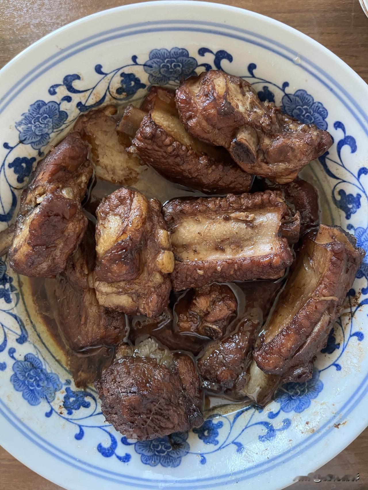 好友们晚上好！秋安吉祥，晚餐愉快！今天的晚餐：
素炒圆白菜
红烧排骨
红薯玉米