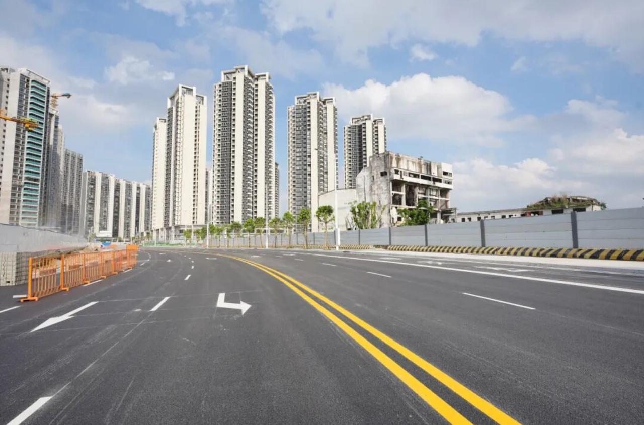 【亭角勇进路芳梅三路新建路段通车】位于明珠湾核心区亭角片区的勇进路（凤凰华宇及越