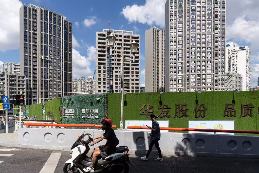 外媒分析中国房价是否触底反弹热点解读 《纽约时报》发表分析文章称，今年前几个月，
