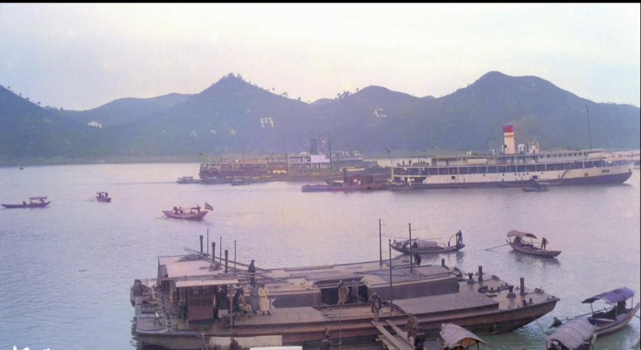 100年前的宜昌城：磨基山还是那座山，只是那时山上光秃少树，现在森林茂密；宜昌城