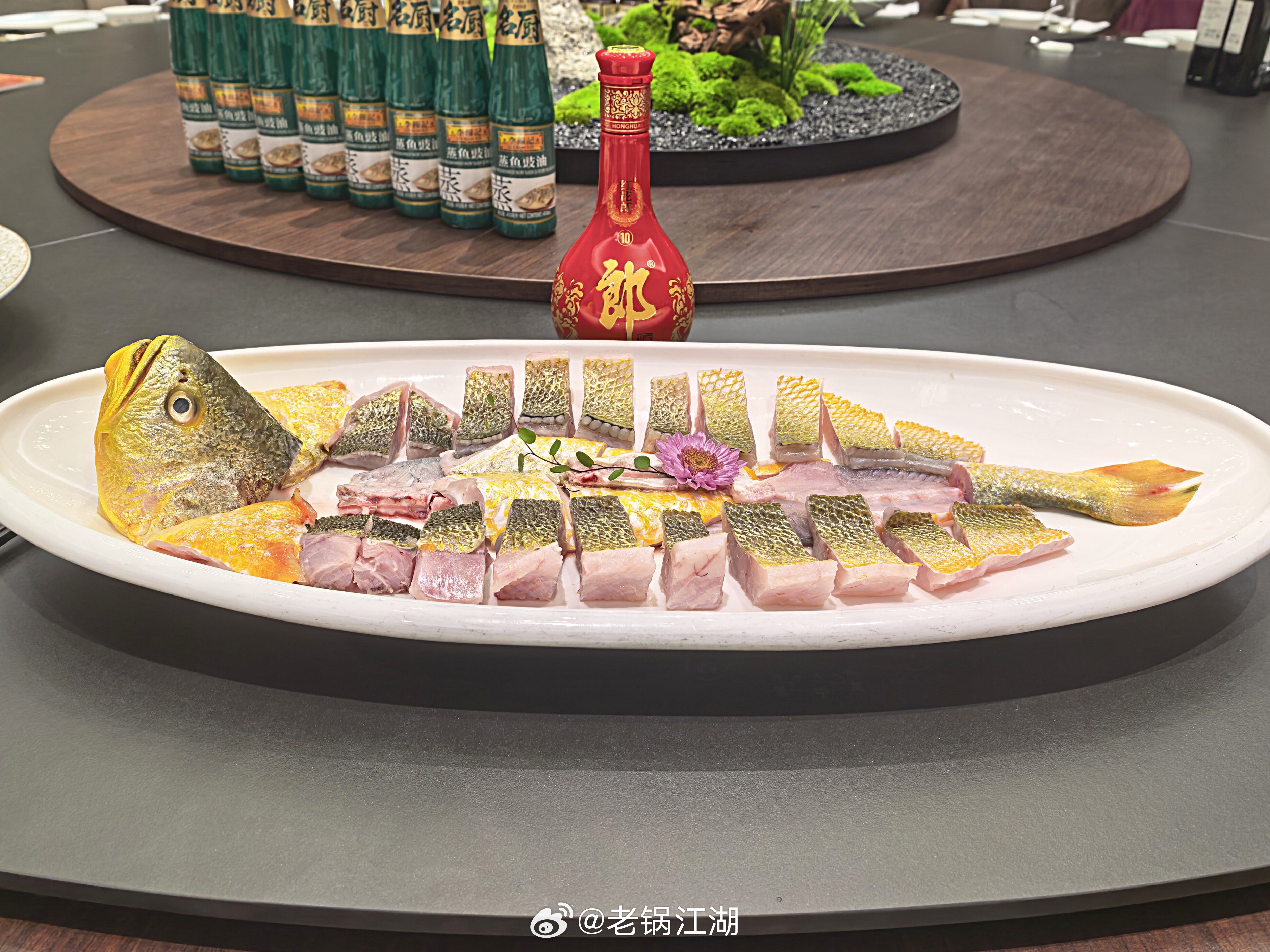红叶私厨大师生日宴。一席珍馐，觥筹交错，高朋雅聚；于烟火雅韵间，寄贺寿敬师之情。