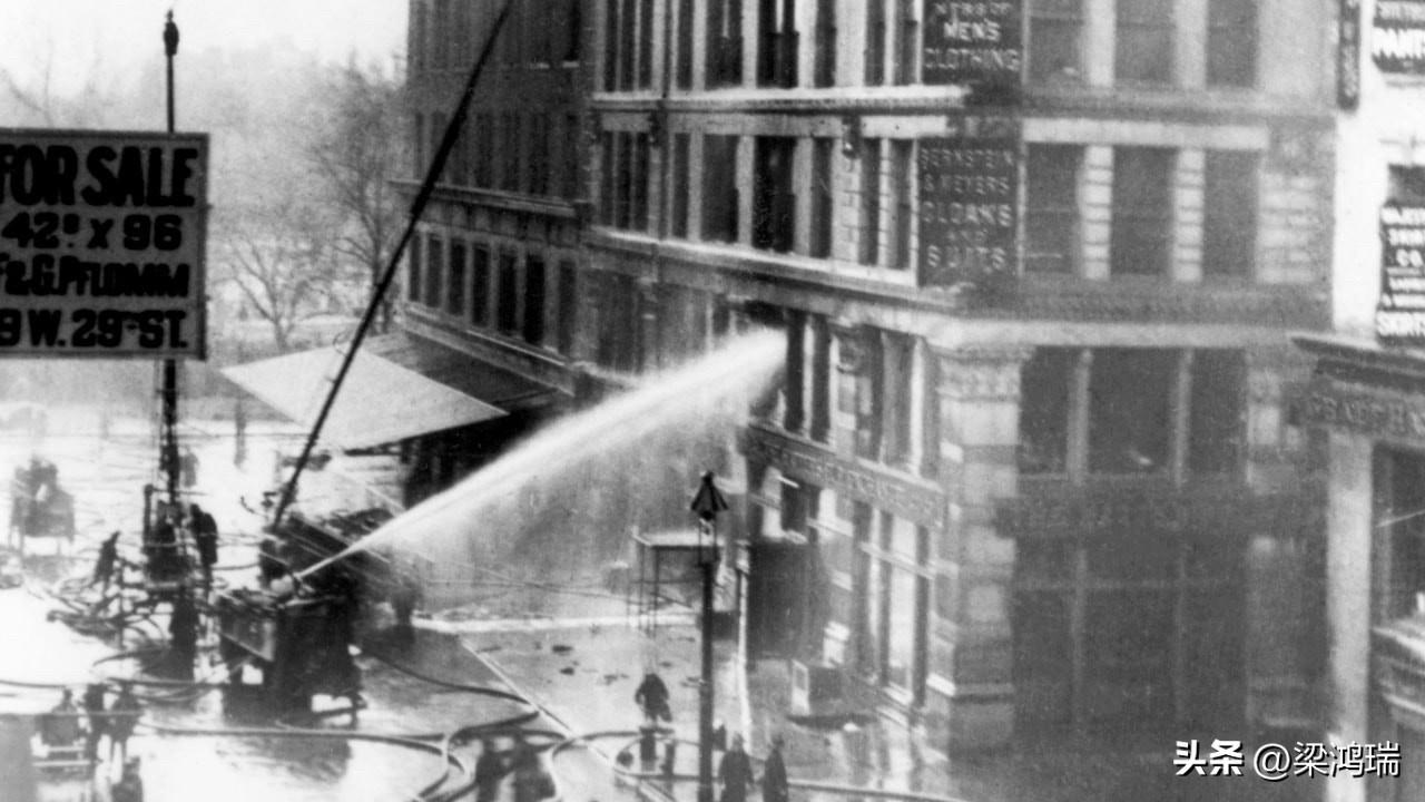 1911年3月25日，纽约市格林威治村三角服装公司发生火灾，造成146名服装工人