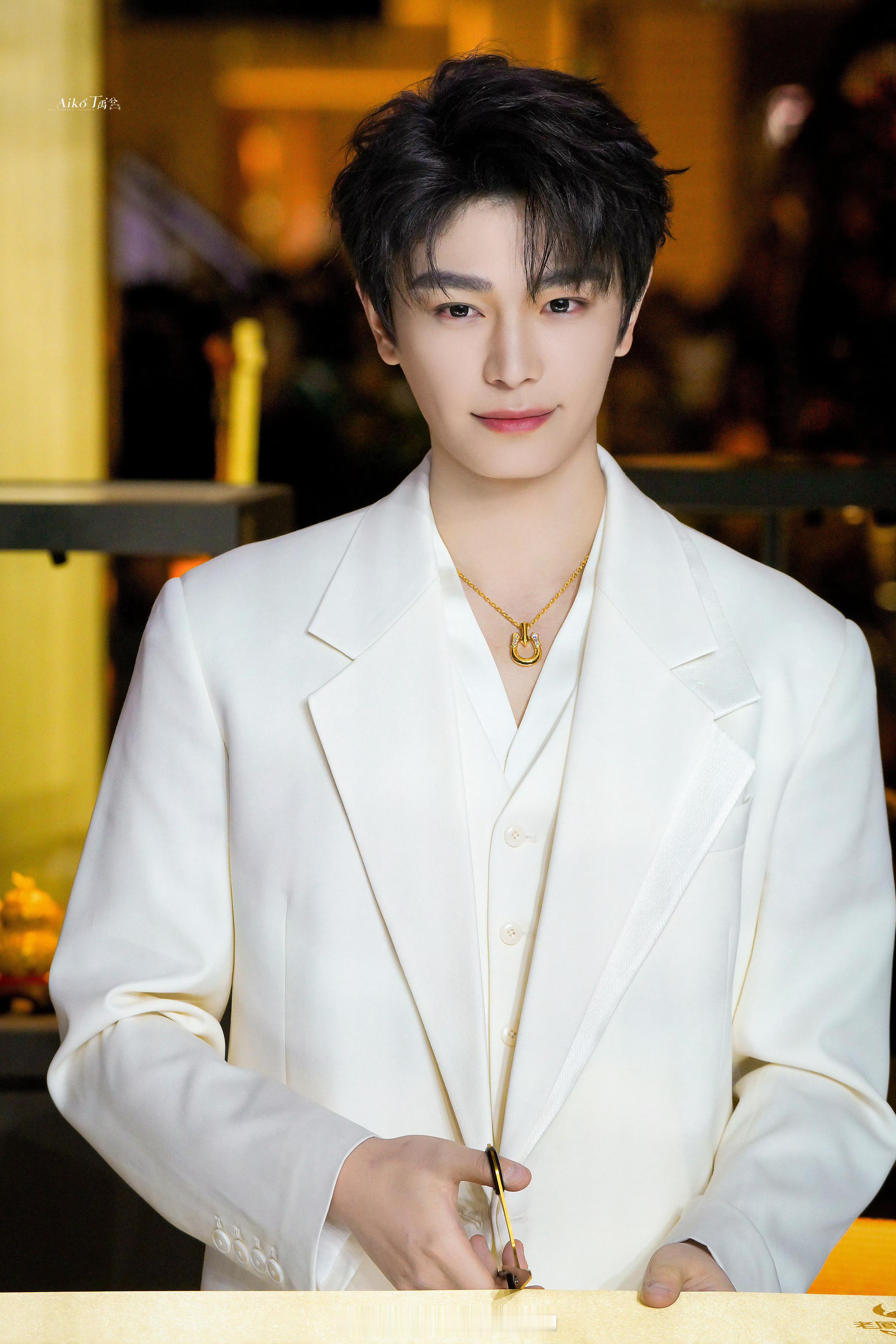 丁禹兮今日老凤祥活动饭拍，完全白马王子来的 丁禹兮刷卡给粉丝送黄金丁禹兮白西装