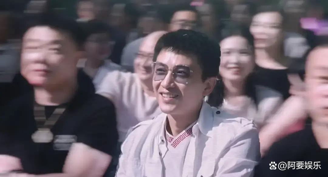 陈晓坐在第一排被大屏扫到，全场尖叫那一刻，岳云鹏喊出不要看陈晓看我，热闹里却透着