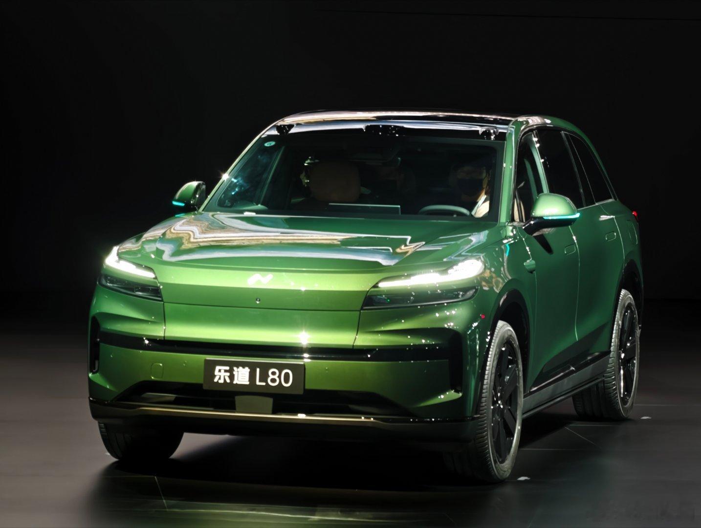 蔚来的设计功力还是强！乐道L80用上高光黑包围之后，第一眼的感觉就跟乐道L90不