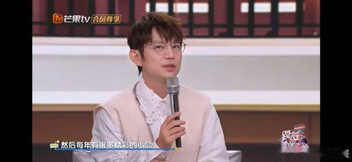 丁程鑫对春晚印象最深的是机器人转手绢你好星期六丁程鑫的春晚记忆点好特别，机器人转