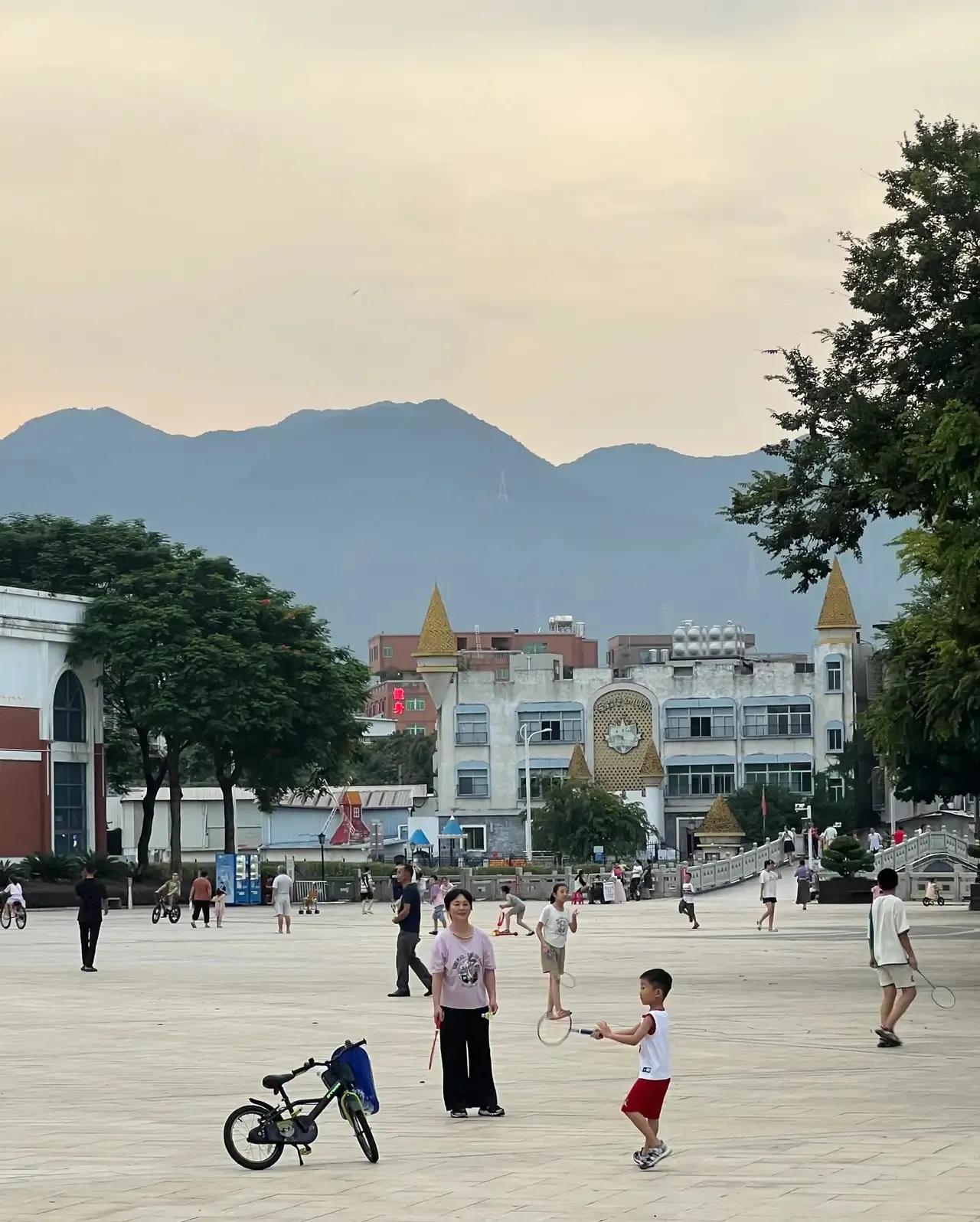 #退休日常分享# 有友友提醒我退休了，要注意多锻炼身体，上午我就来到了小区的广场