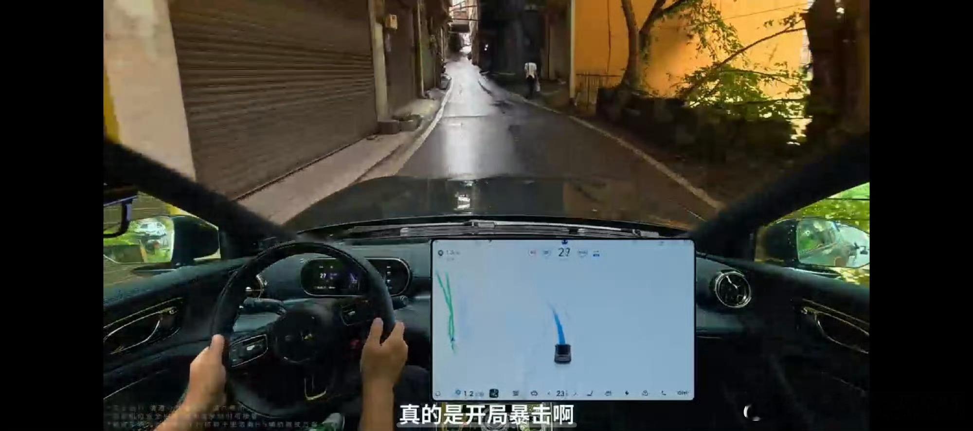 云南盐津，被中国国家地理认证为“最窄县城”，整座城市挤在峡谷之间，最窄处路面不足