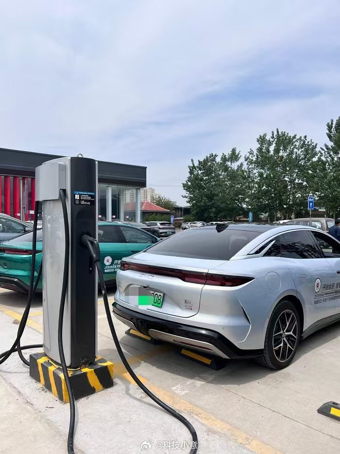 智驾数码团 最近去加油站排队都排到怀疑人生了，人多油贵。而隔壁充电站完全没有这种