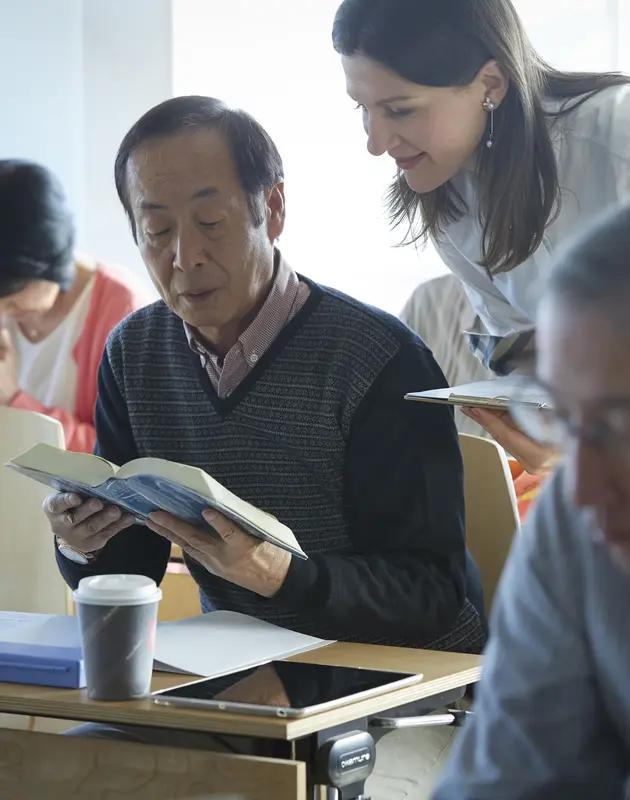 如何看待现在流行的老年大学 现在老年大学越来越火，这是时代发展的必然。随着老龄化