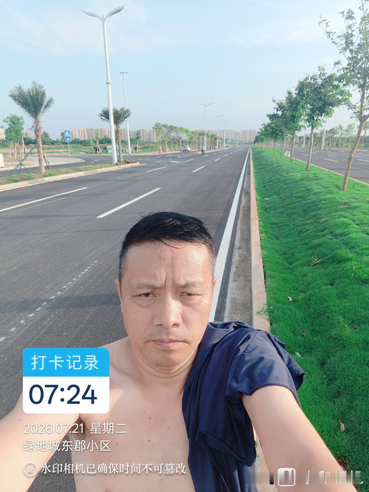 晨练时，在等待通行的琼山南大道延伸段，我与路边村子里的几只黑山羊不期而遇。它们好