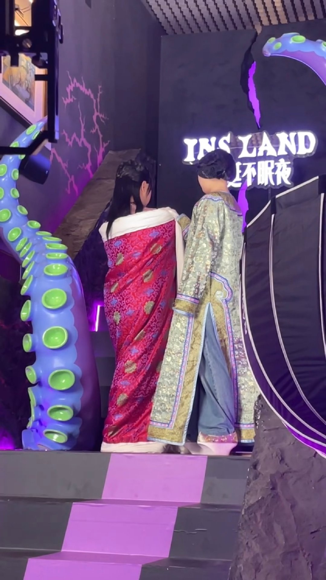 #安陵容退货版#万圣节的欢乐谷，男网友的安陵容和宝娟扮相，退货版的既视感让人捧腹