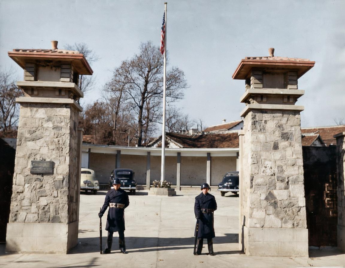 1937年，南京，美国驻华大使馆的正门前，两名身着长款大衣、头戴钢盔的美国海军陆