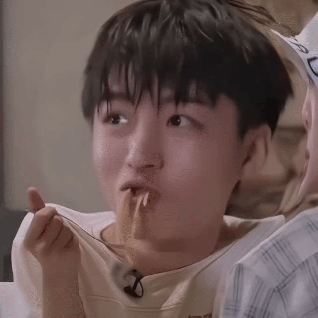 王俊凯出发录中餐厅路透这个吃面的王俊凯也太可爱了  中餐厅玩的开心