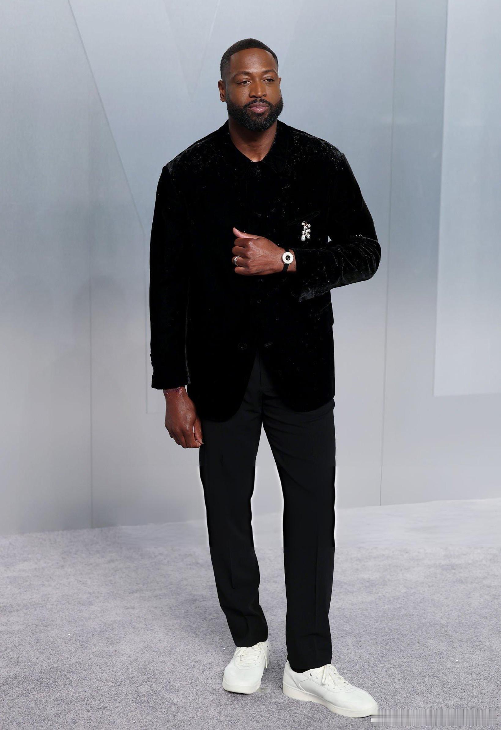 韦德在2026年奥斯卡名利场派对上脚了全新生活鞋款：韦德County这双是依照韦