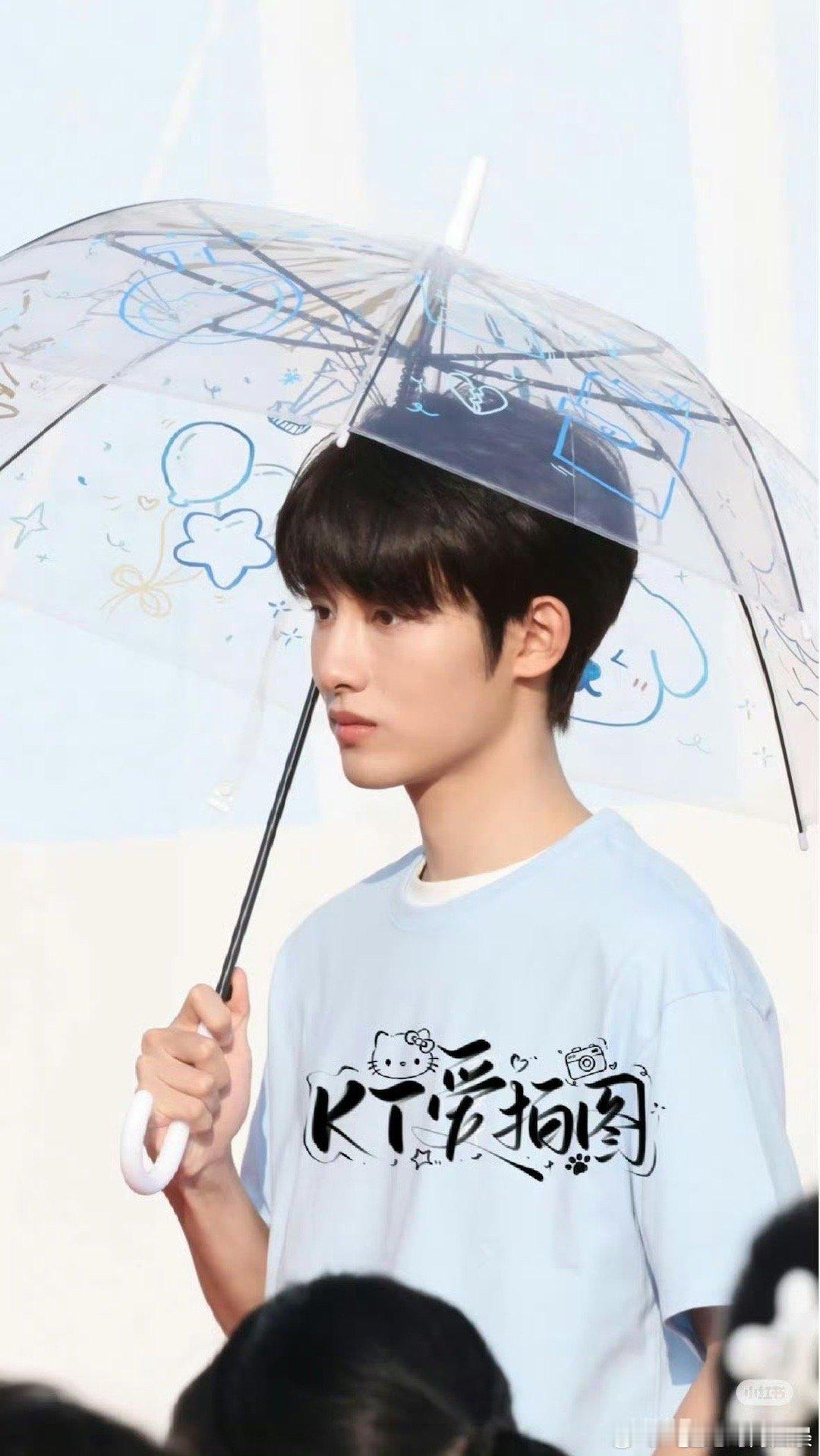 董思成首演青春校园剧恭喜董思成解锁新角色！和杨超越合作的《今天是太阳雨》开机，他