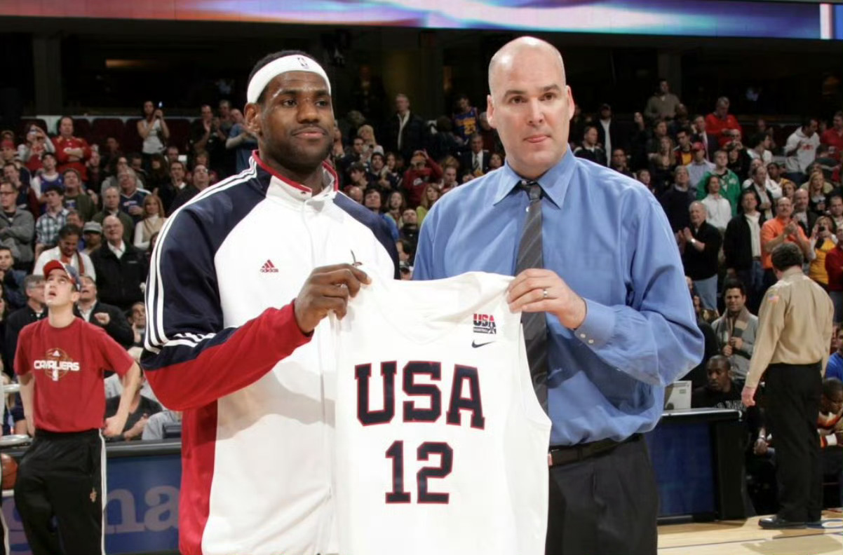 骑士詹姆斯nba 老照片回顾猜猜这是哪一年？右边这个人又是谁？ 