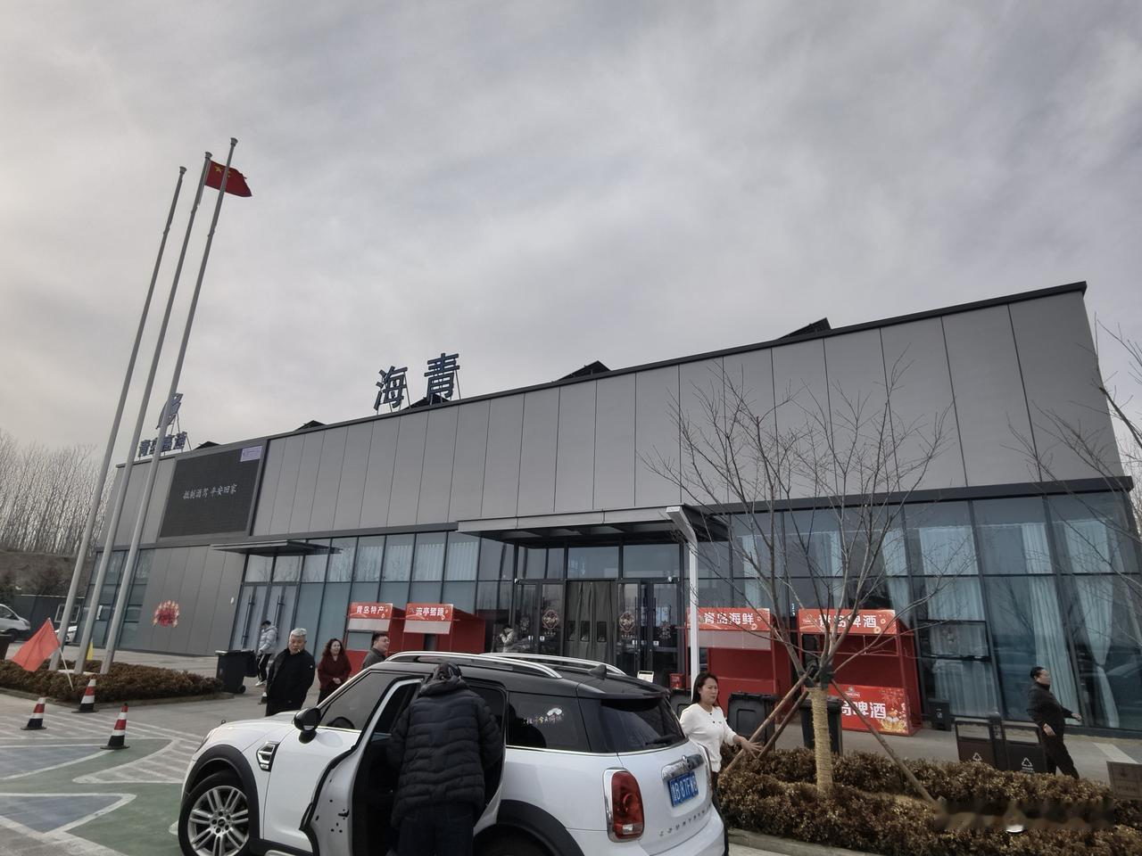 正月初一，外出旅游的情况如何呢？沈海高速海青服务区的车辆还真是出乎意料。距离海青