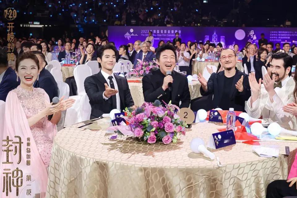封神第一部上映前不到一个月，乌尔善携部分演员还参加了大湾区电影音乐晚会，现场不仅