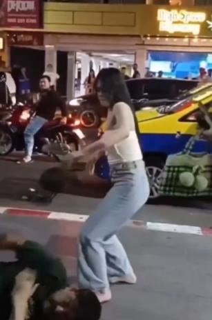 【在泰国，一群跨性别者殴打了一名来自印度的年长男子，因为他拒绝支付性服务费用。】