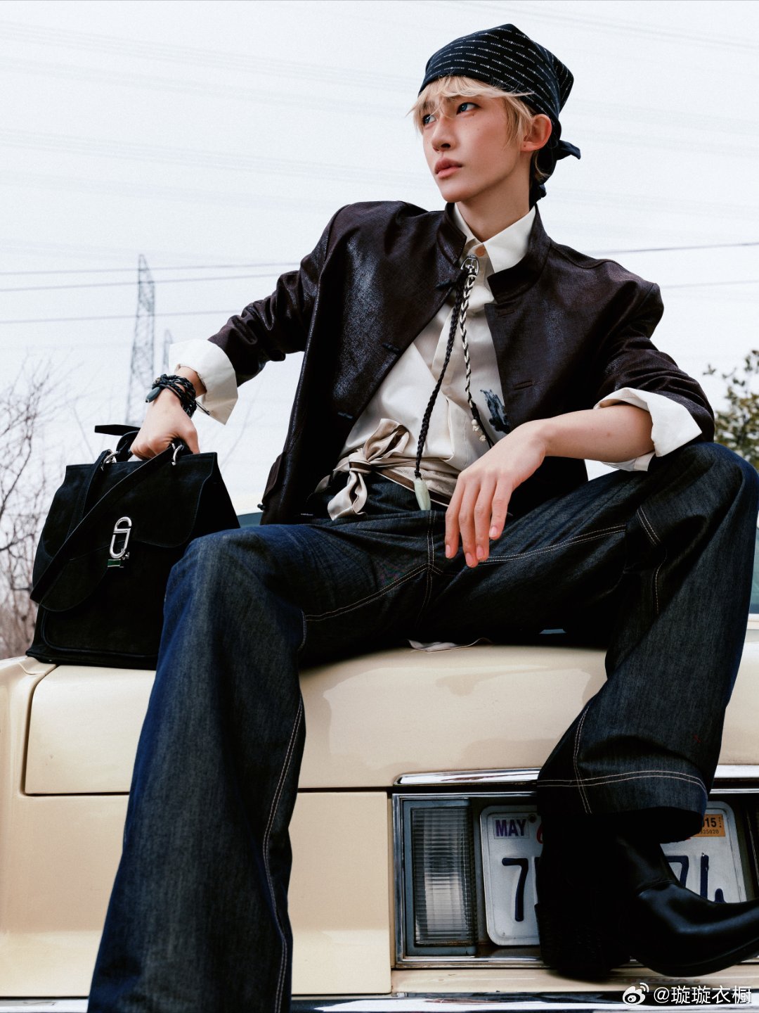 鎏金外套裹着凛冽风雪，链条在掌心绕成凝固的闪电。旧车座托着不羁身影，破洞牛仔裤藏